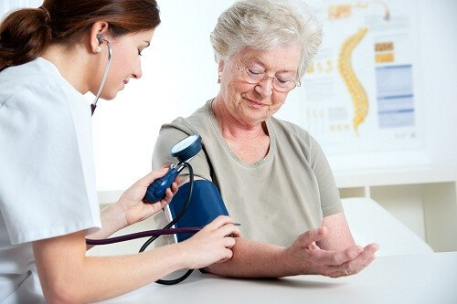 Huyết áp bình thường của người già bao nhiêu? Cách đo huyết áp?