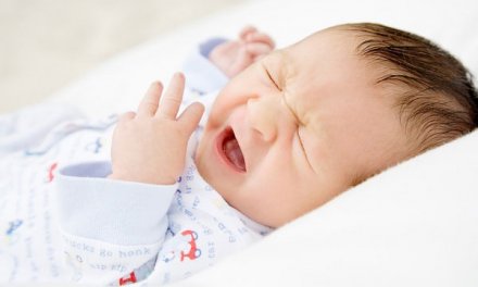 Trẻ sơ sinh bị sổ mũi, cha mẹ cần làm gì?