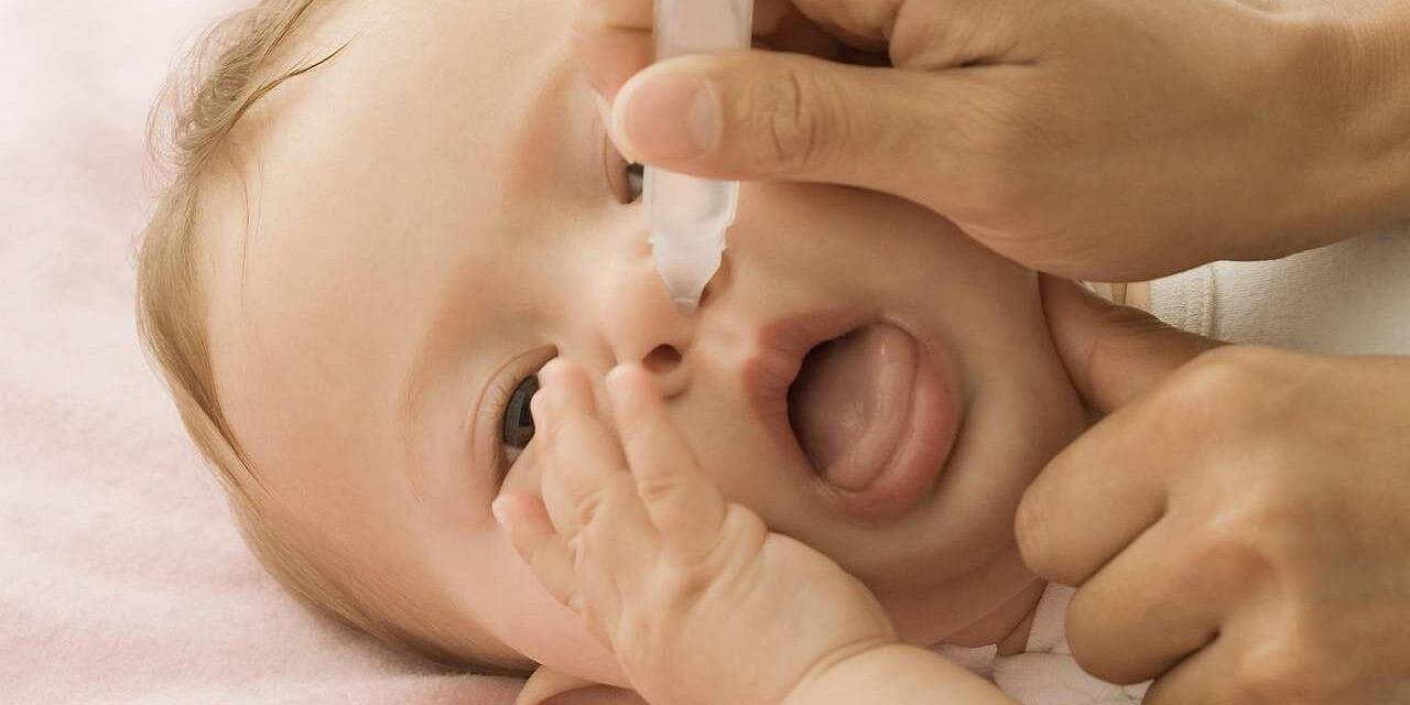 Cách rửa mũi cho trẻ sơ sinh đúng