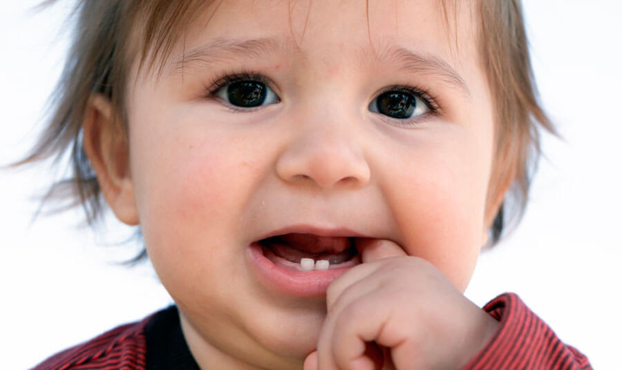 Phụ huynh nên làm gì khi trẻ sốt mọc răng?